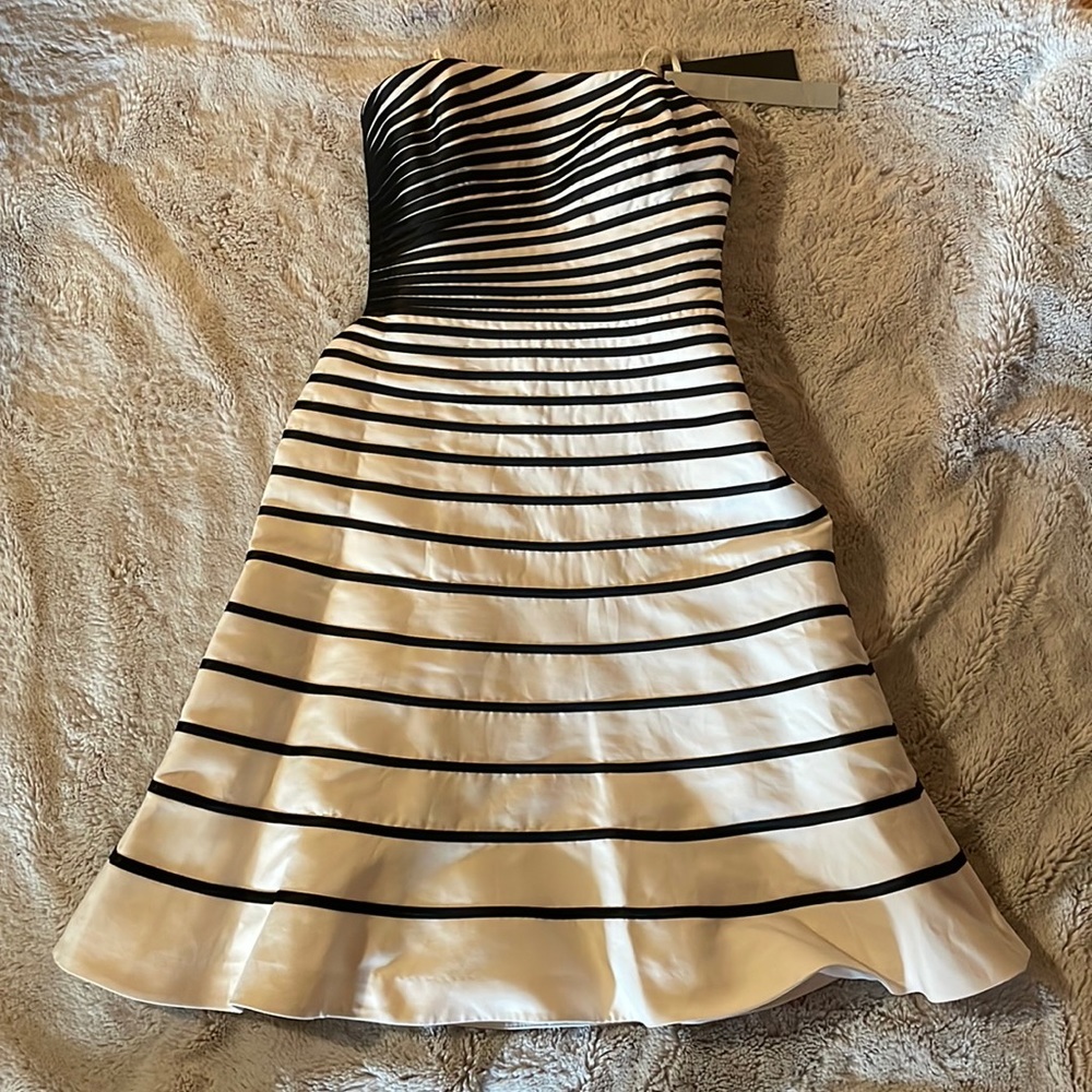 Halston Size 2 Black and Ivory Strapless Evening Dress